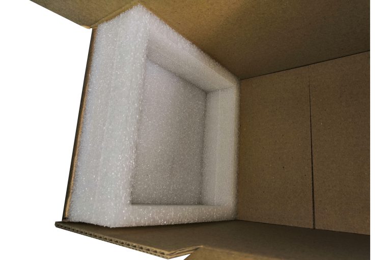 Boite découpée + calage PE 4 Boite avec calage intérieur mousse zoom
