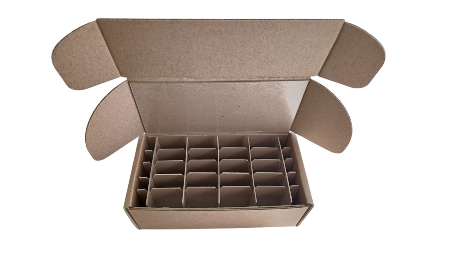 boite découpée croisillons pièces métalliques